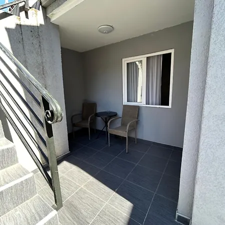 Apartment Sweet White In